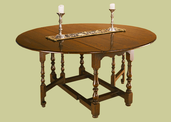 Small oak gateleg table, with single gates, makes a 4 to 6 seater.