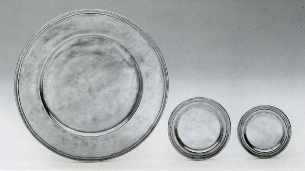 Traditional pewter plate or underplate