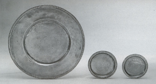 Traditional pewter plate or underplate