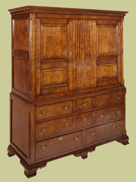 2-door oak linen press with 5 drawers.