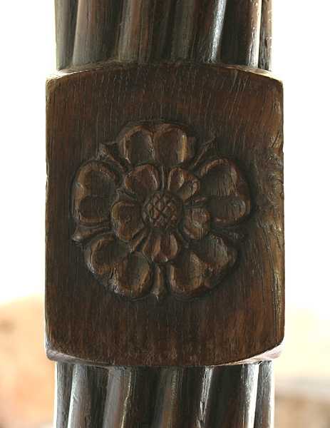 Tudor rose carving on 4-poster bed