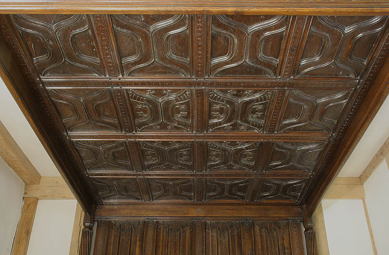 Early 16th century Tudor style hand carved parchemin panelled tester ceiling on four poster bed