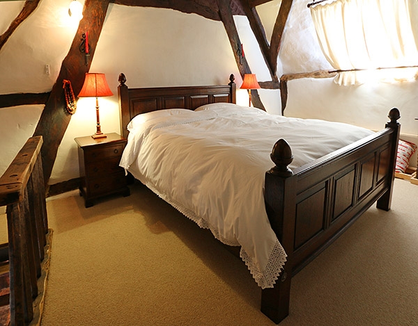Oak panelled bed in bedroom of C15th cruck framed house