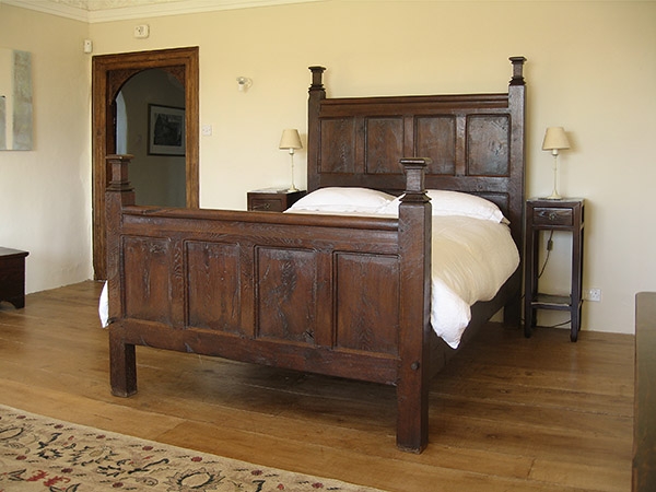 C16th style oak panelled bed in West Country manor house