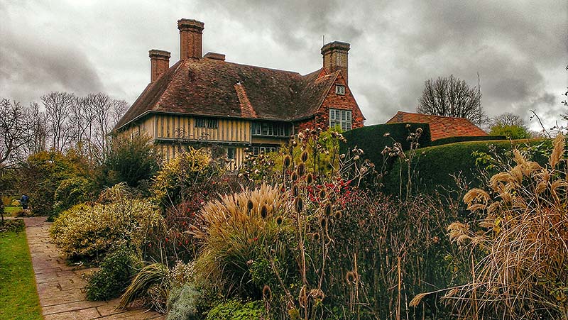 Great Dixter south elevation showing the added early 16th century yeoman