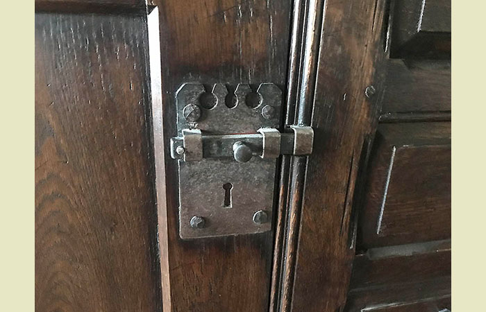 Oak kitchen dresser lock plate detail