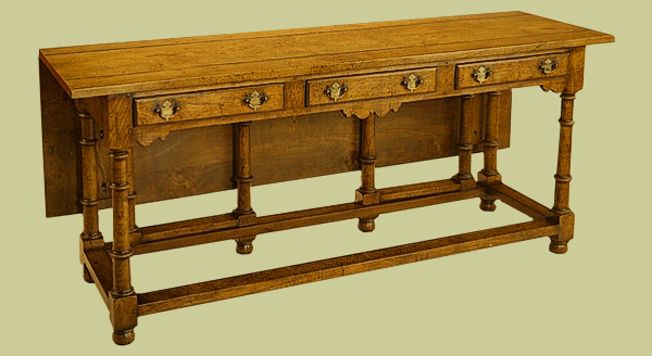 Dresser table in oak with single flap